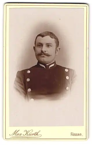 Fotografie Max Kurth, Füssen, Jäger in Uniform mit Mustasch