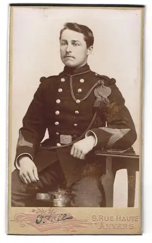 Fotografie J. Tobie, Anvers, Soldat in Uniform mit Schützenschnur