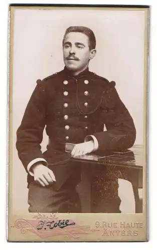 Fotografie J. Tobie, Anvers, Soldat in Uniform mit Schützenschnur