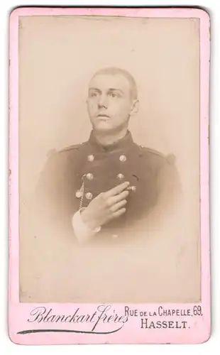 Fotografie Blanckart freres, Hasselt, Rue de la Chapelle 69, Soldat in Uniform mit Zigarre in der Hand