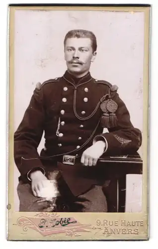 Fotografie J. Tobie, Anvers, Belgischer Soldat in Uniform mit Schützenschnur