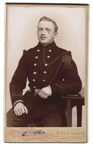Fotografie J. Tobie, Anvers, belgischer Soldat in Uniform samt Schützenschnur
