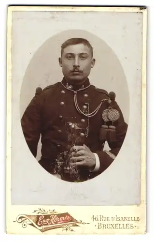 Fotografie Eug. Hermes, Bruxelles, junger belgischer Soldat in Uniform mit Posthorn am Kragen