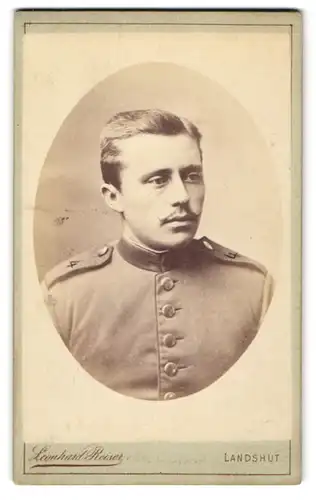 Fotografie Leonhard Reiser, Landshut, junger Soldat in Uniform Rgt. 4