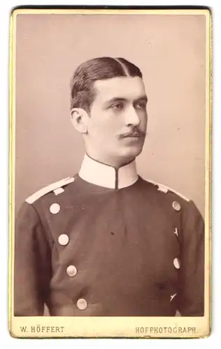 Fotografie W. Höffert, Berlin, Soldat in Uniform mit Mustasch
