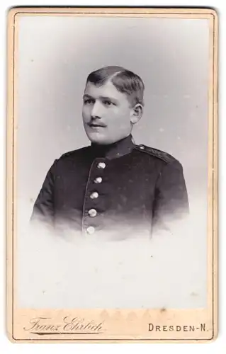 Fotografie Franz Ehrlich, Dresden, sächsischer Soldat in Artillerie Uniform mit Mustasch