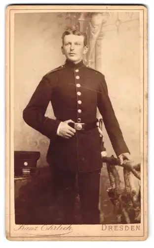 Fotografie Franz Ehrlich, Dresden, junger Soldat in Uniform mit Bajonett und Portepee