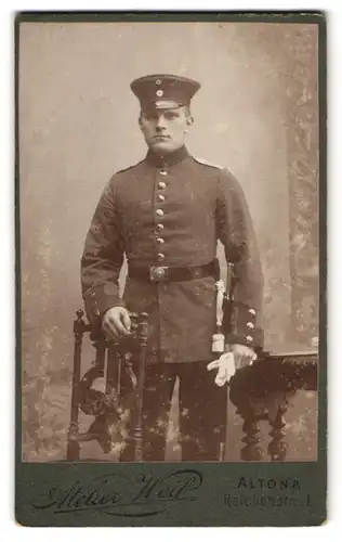 Fotografie Atelier Weil, Altona, junger Soldat in Uniform mit Bajonett und Portepee