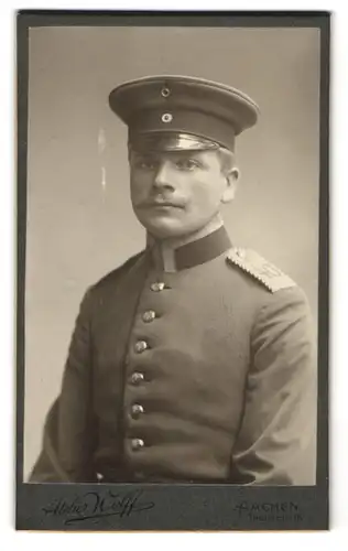 Fotografie Atelier Wolff, Aachen, Einjährig-Freiwilliger Uffz. in Uniform Rgt. 40