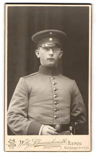 Fotografie Willy Schaarschmidt, Leipzig, sächsischer Soldat in Uniform mit Bajonett