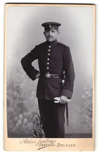 Fotografie Atelier Zeibig, Dresden, sächsischer Soldat in Uniform mit Bajonett