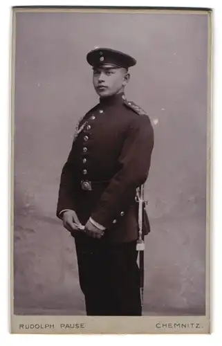 Fotografie Rudolph Pause, Chemnitz, Soldat in Uniform mit Schützenschnur und Bajonett samt Portepee