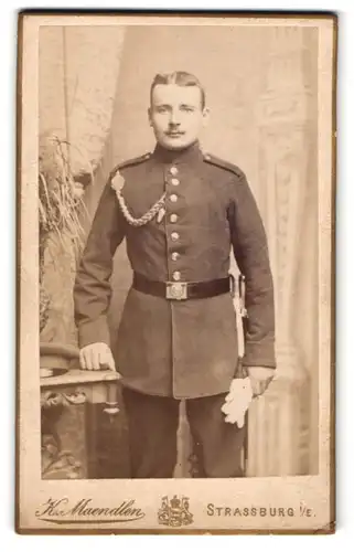 Fotografie K. Maendlen, Strassburg i. E., Soldat in Uniform mit Schützenschnur und Bajonett