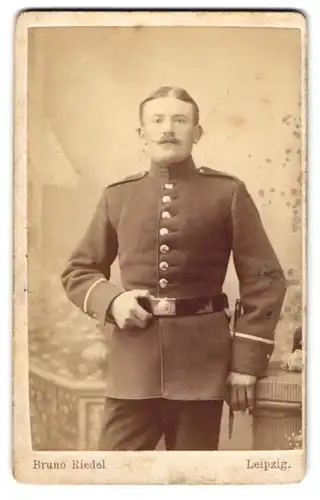 Fotografie Bruno Riedel, Leipzig, Soldat in Uniform mit Bajonett
