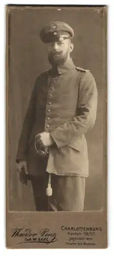 Fotografie Theodor Penz, Berlin-Charlottenburg, preussischer Soldat in Feldgrau Uniform mit Säbel