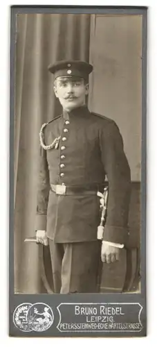 Fotografie Bruno Riedel, Leipzig, Soldat in Uniform mit Schützenschnur und Bajonett