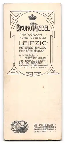 Fotografie Bruno Riedel, Leipzig, Soldat in Uniform mit Schützenschnur und Bajonett