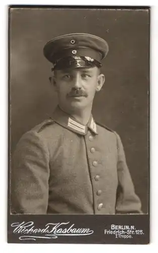 Fotografie Richard Kasbaum, Berlin, Soldat in Feldgrau Garde Uniform