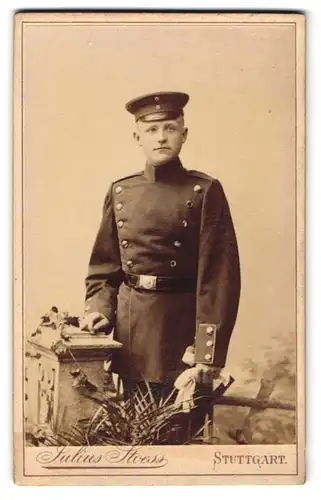 Fotografie Julius Stoess, Stuttgart, junger Soldat in Uniform