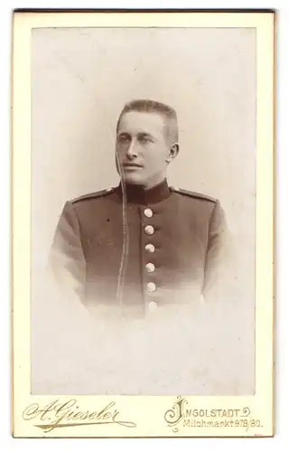 Fotografie A. Gieseler, Ingolstadt, Soldat in Uniform mit Bürstenhaarschnitt