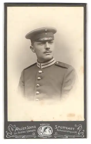 Fotografie Atelier Schmid, Stuttgart, Soldat in Garde Uniform Regiment Königin Olga