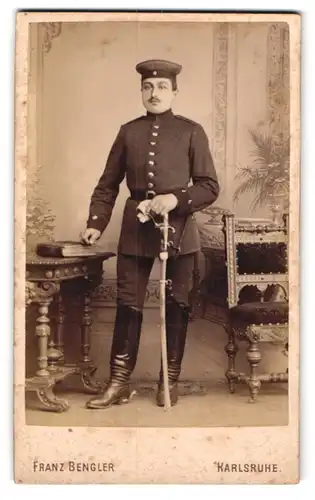 Fotografie Franz Bengler, Karlsruhe, Soldat in Uniform mit Säbel und Portepee