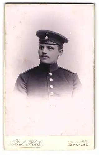 Fotografie Rich. Huth, Bautzen, junger Soldat in Uniform