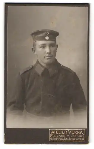 Fotografie Atelier Verra, Rosenheim, junger Soldat in Uniform Rgt. I., mit Krätzchen