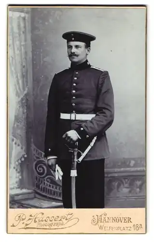 Fotografie P. Hassert, Hannover, Soldat in Uniform Artillerie Regiment mit Säbel