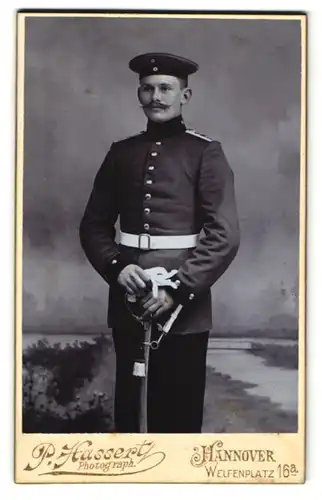 Fotografie P. Hassert, Hannover, Soldat des Artillerie Regiment in Uniform mit Säbel