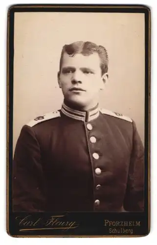 Fotografie Carl Fleury, Pforzheim, Soldat in Garde Uniform mit Mittelscheitel