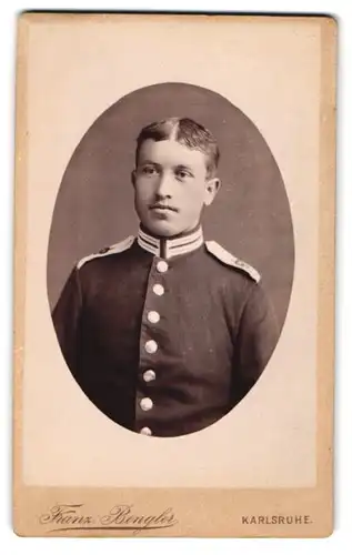 Fotografie Franz Bengler, Karlsruhe, Soldat in Garde Uniform mit Mustasch