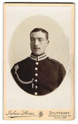 Fotografie Julius Stoess, Stuttgart, Soldat in Garde Uniform Regiment Königin Olga mit Schützenschnur