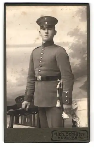 Fotografie Rich. Schlüter, Neuburg a.. D., Färberstr. 85, Soldat in Uniform mit Bajonett und Portepee