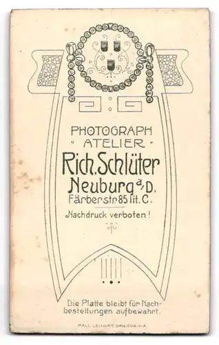 Fotografie Rich. Schlüter, Neuburg a.. D., Färberstr. 85, Soldat in Uniform mit Bajonett und Portepee