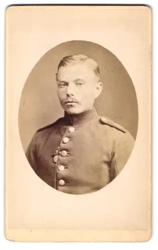 Fotografie Georg Aulmann, Offenbach a. M., Soldat in Uniform