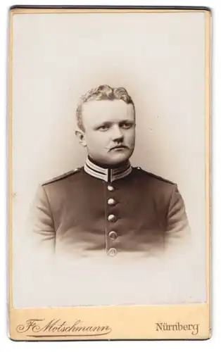 Fotografie F. Motschmann, Nürnberg, Soldat in Garde Uniform mit Mustasch