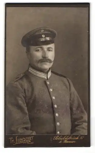 Fotografie Th. Liebert, Bremen, Sebaldsbrück 13, Soldat in Garde Feldgrau Uniform