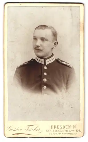 Fotografie Gustav Fischer, Dresden, junger Soldat in Garde Uniform mit Mustasch