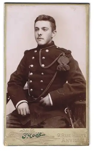 Fotografie J. Tobie, Anvers, belgischer Soldat in Uniform mit Schützenschnur