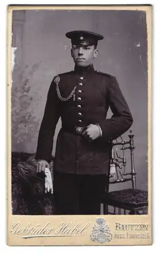 Fotografie Gebr. Habel, Bautzen, sächsischer Soldat in Uniform mit Schützenschnur