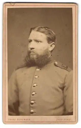 Fotografie Franz Bergmann, Ingolstadt, Soldat in Uniform Rgt. 10 mit Vollbart