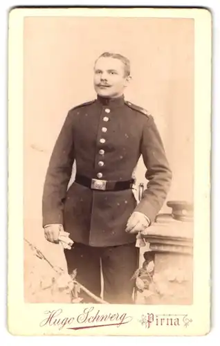Fotografie Hugo Schwerg, Pirna, sächsischer Soldat in Uniform mit Bajonett