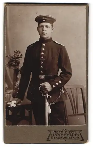 Fotografie Herm. Dieck, Magdeburg, junger Soldat in Uniform mit Säbel und Portepee