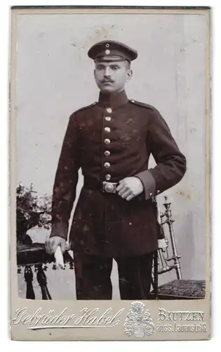 Fotografie Gebr. Habel, Bautzen, sächsischer Soldat in Uniform mit Bajonett