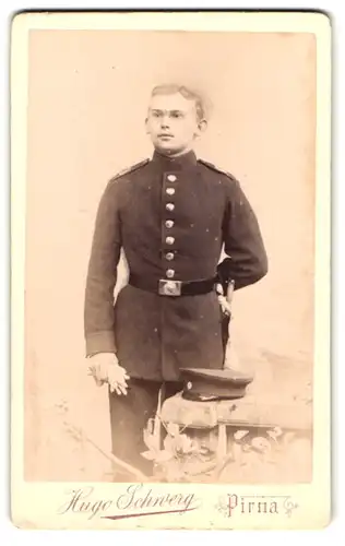 Fotografie Hugo Schwerg, Pirna, junger Soldat in Uniform mit Bajonett