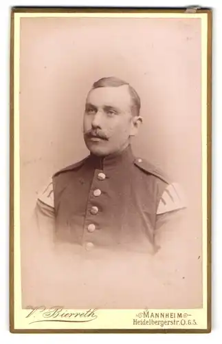 Fotografie V. Bierreth, Mannheim, Soldat in Uniform Musiker Rgt. 111