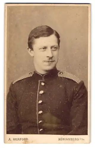 Fotografie A. herford, Königsberg i. Pr., Einjährig-Freiwilliger in Uniform