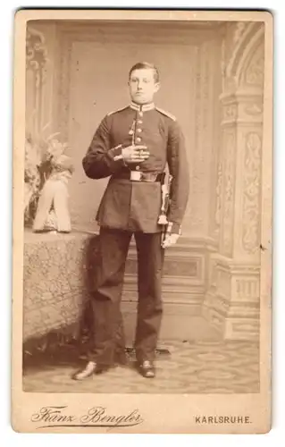 Fotografie Franz Bengler, Karlsruhe, junger Soldat in Garde Uniform nebst Pickelhaube mit Rosshaarbusch