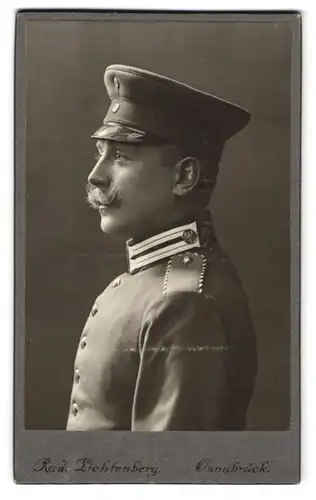 Fotografie Rud. Lichtenberg, Osnabrück, Einjährig-Freiwilliger Hans in Gardeuniform, Seitenprofil, 1906
